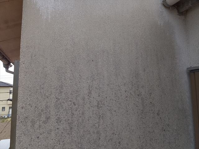 岐阜市で雨漏り調査、外壁の塗装が劣化し複数のクラックが発生していました